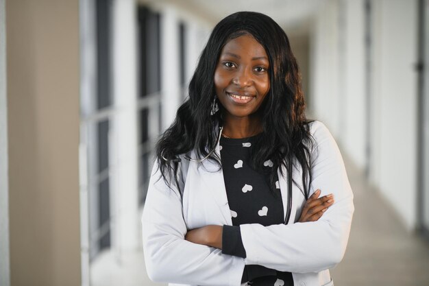 Retrato de uma médica afro-americana sorrindo no hospital