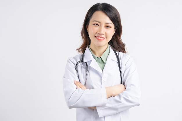 Retrato de uma médica asiática de mãos dadas e sorrindo