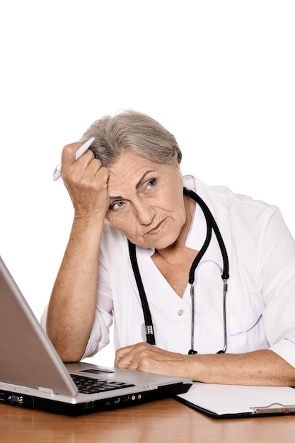 Retrato de uma médica confiante sentada à mesa