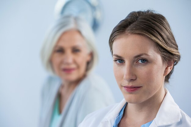 Retrato de uma médica confiante sorridente