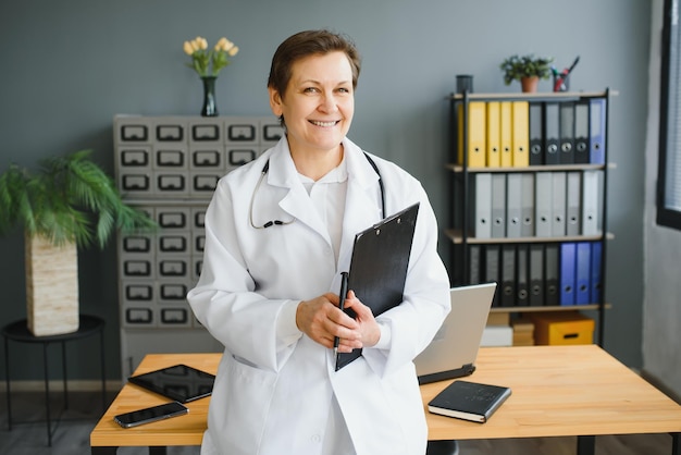 Retrato de uma médica de meia idade