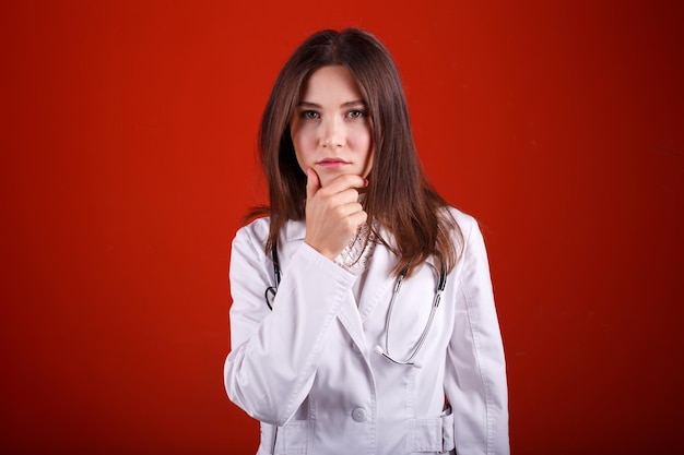 Retrato de uma médica em um fundo vermelho