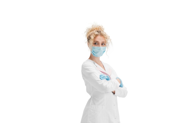 Retrato de uma médica em uniforme branco e luvas azuis em branco