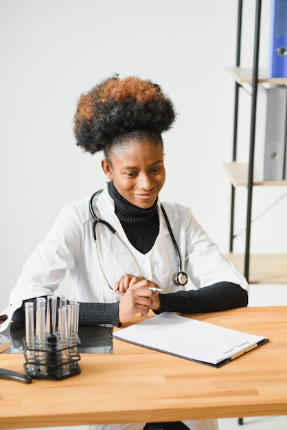 Retrato de uma médica negra amigável