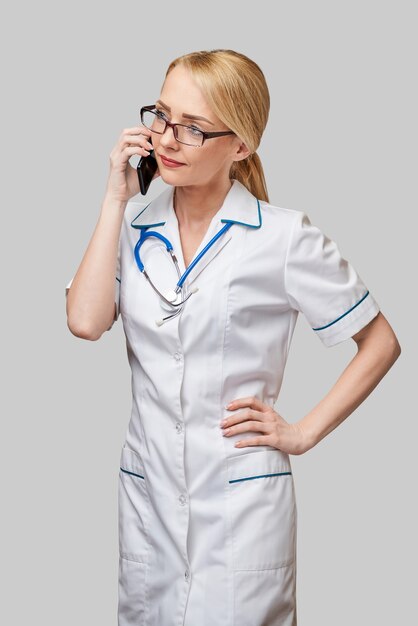 Retrato de uma médica ou enfermeira falando ao celular