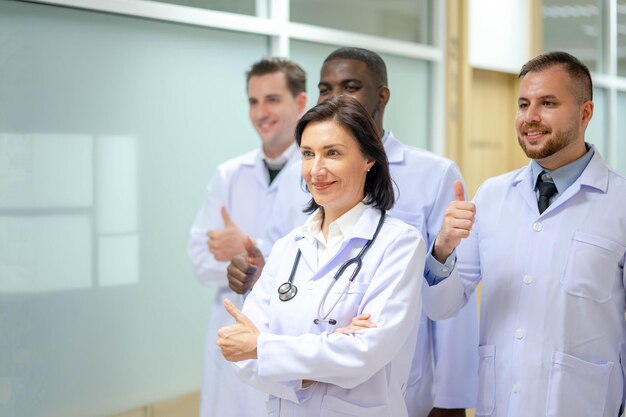 Foto retrato de uma médica sorridente com as mãos no hospital