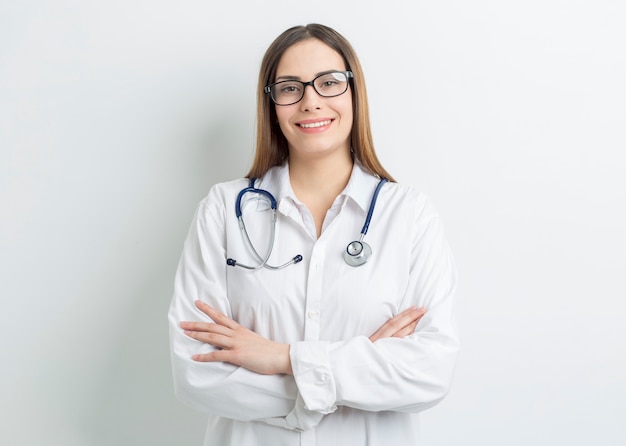 Retrato de uma médica sorridente e linda em um jaleco branco.