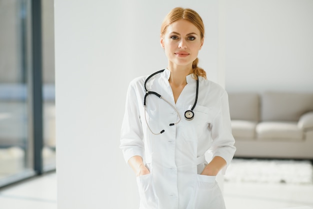 Retrato de uma médica sorridente.