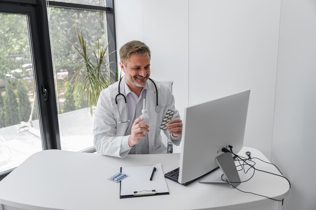 Foto retrato de uma médica trabalhando em um escritório