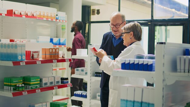 Foto retrato de uma médica trabalhando em um laboratório