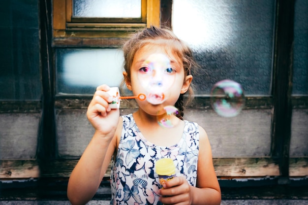 Retrato de uma menina a brincar