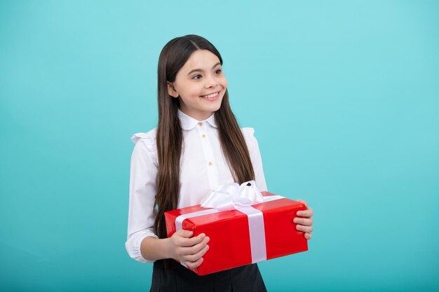 Retrato de uma menina adolescente 12 13 14 anos segurando a caixa de presente de Natal Adolescente dando presente de aniversário