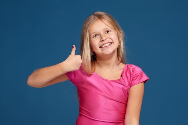 Retrato de uma menina adorável e emocional sobre fundo azul