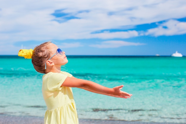 Retrato de uma menina adorável na praia nas férias de verão