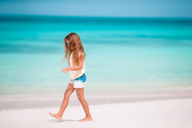 Retrato de uma menina adorável na praia nas férias de verão