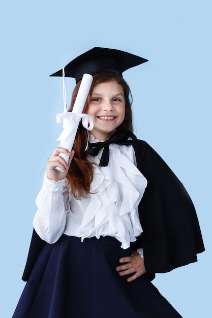 Foto retrato de uma menina alegre com chapéu de formatura sorrindo