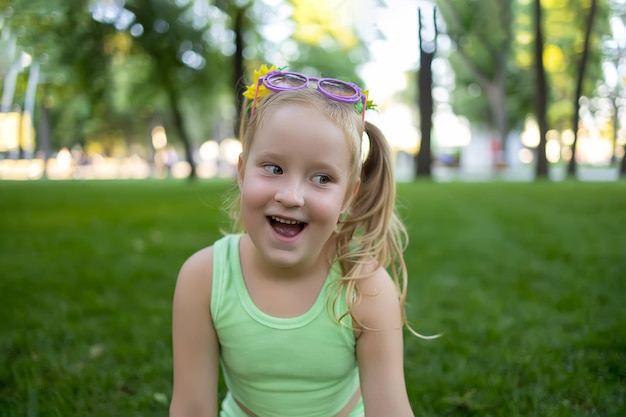 Retrato de uma menina alegre no parque