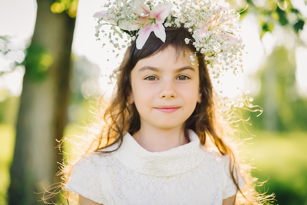 Retrato de uma menina ao ar livre no verão