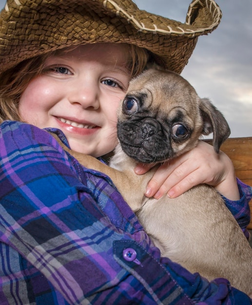 Foto retrato de uma menina bonita abraçando um cachorro