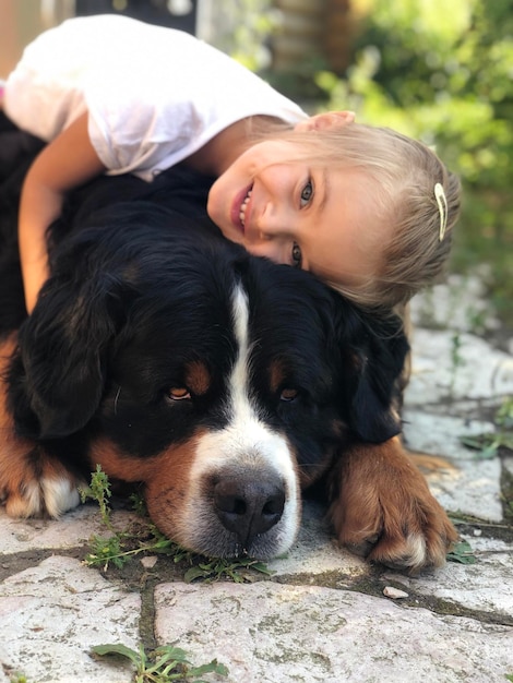 Foto retrato de uma menina bonita abraçando um cachorro