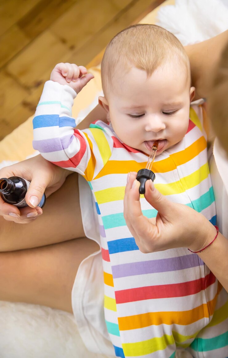 Foto retrato de uma menina bonita brincando com um brinquedo em casa