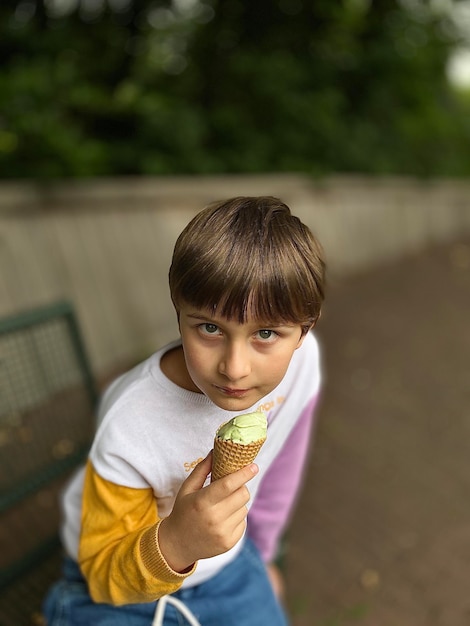 Retrato de uma menina bonita brincando no parque