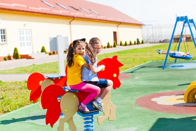 Retrato de uma menina bonita brincando no playground