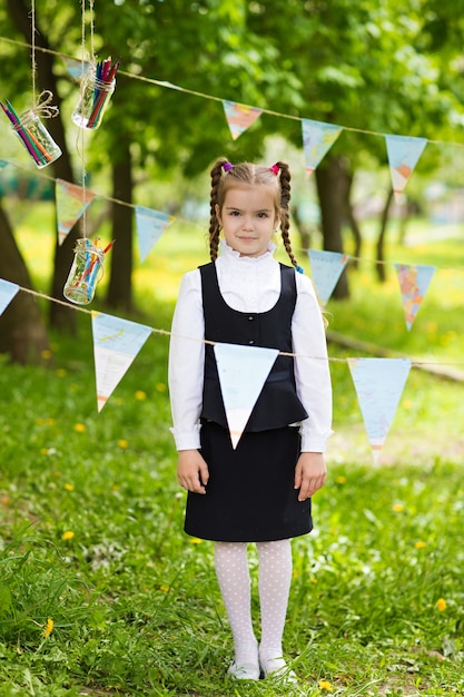 Retrato de uma menina bonita colegial ao ar livre