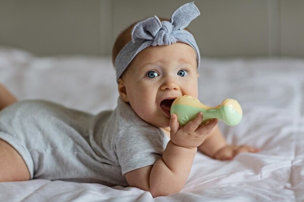 Foto retrato de uma menina bonita com balões