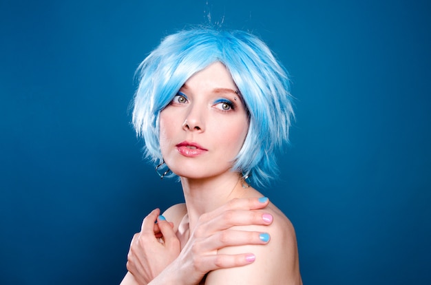 Retrato de uma menina bonita com cabelo azul