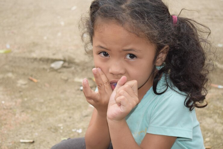 Foto retrato de uma menina bonita com cabelos encaracolados e pele branca olhando para a câmera