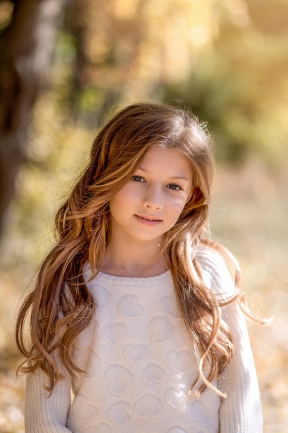 Foto retrato de uma menina bonita com cabelos longos na natureza no verão