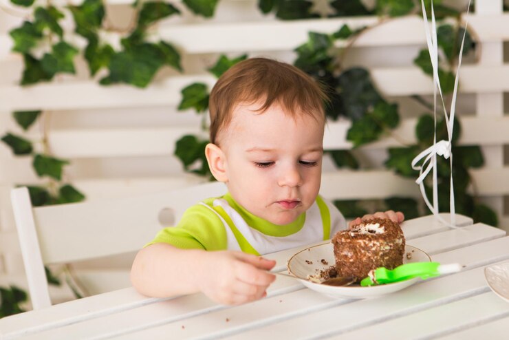 Foto retrato de uma menina bonita com comida na mesa
