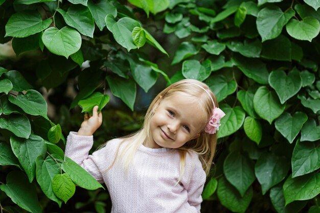 Retrato de uma menina bonita com folhas verdes