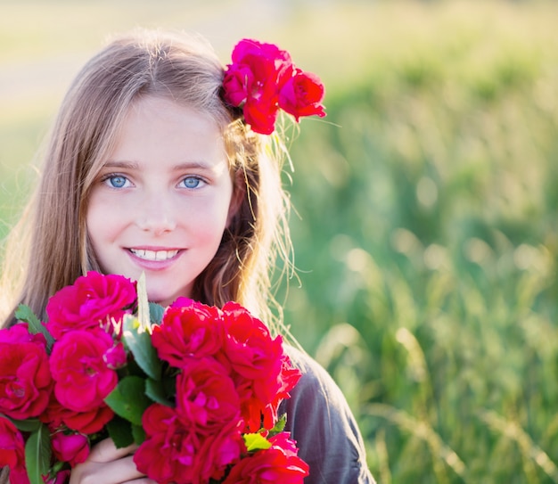 Retrato de uma menina bonita com rosas vermelhas