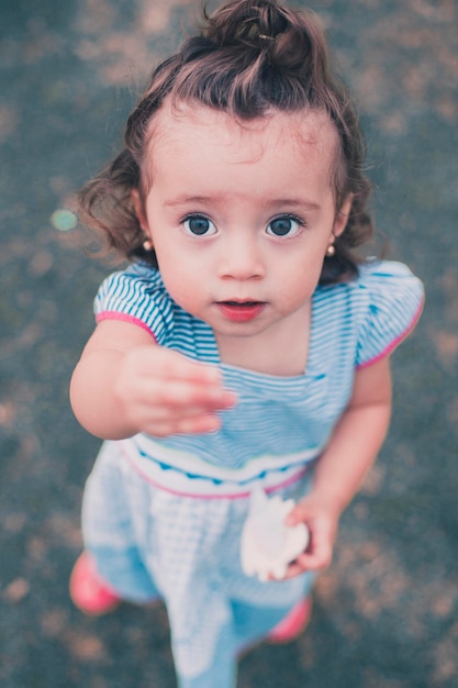 Retrato de uma menina bonita de pé na estrada