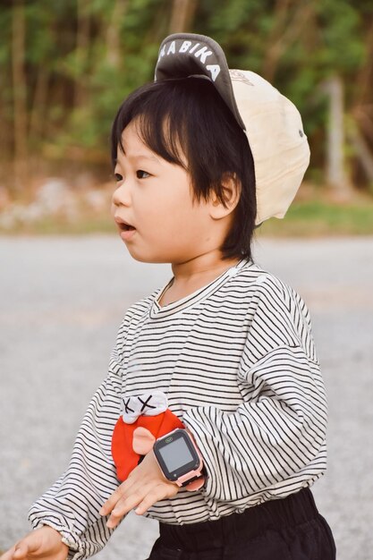 Foto retrato de uma menina bonita de pé no campo