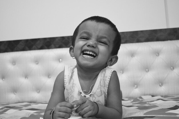 Foto retrato de uma menina bonita e alegre em casa