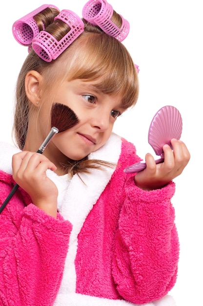 Foto retrato de uma menina bonita em roupão de banho rosa com cachos na cabeça isolado em fundo branco