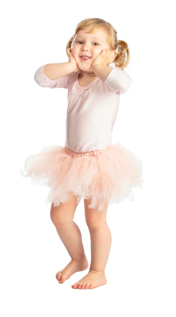 Foto retrato de uma menina bonita em tutu praticando dança de balé contra um fundo branco