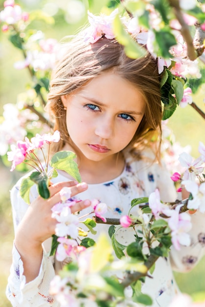 Retrato de uma menina bonita em um jardim de primavera