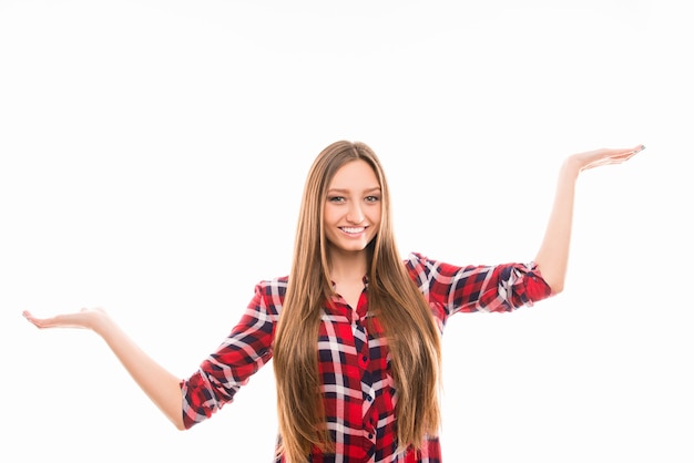 Retrato de uma menina bonita em uma camisa