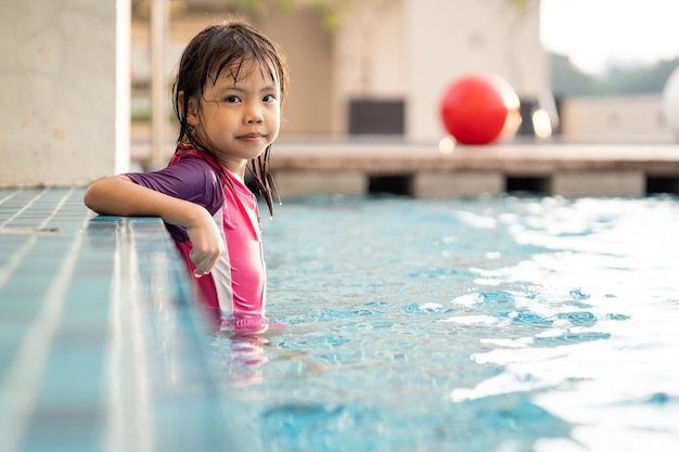 Retrato de uma menina bonita na piscina