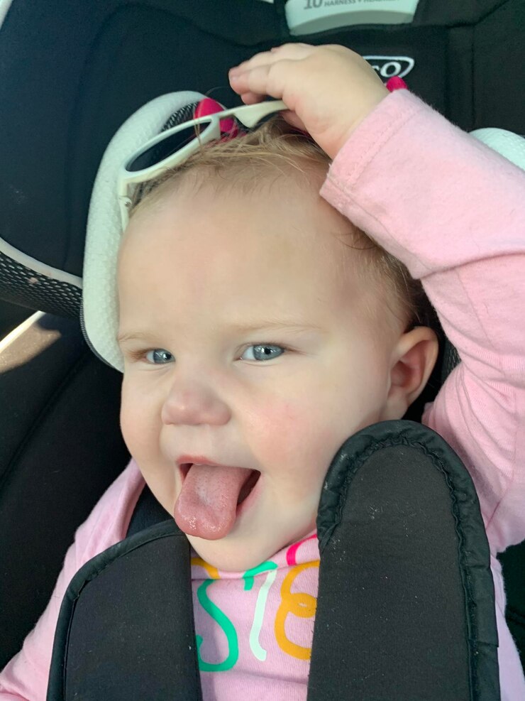 Foto retrato de uma menina bonita no carro