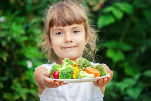 Foto retrato de uma menina bonita segurando comida
