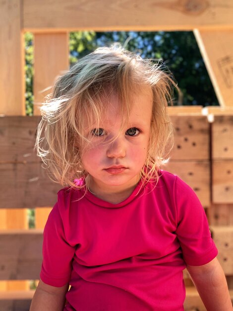 Foto retrato de uma menina bonita sentada ao ar livre