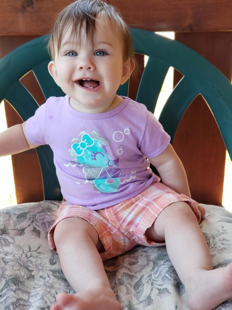 Foto retrato de uma menina bonita sentada em casa