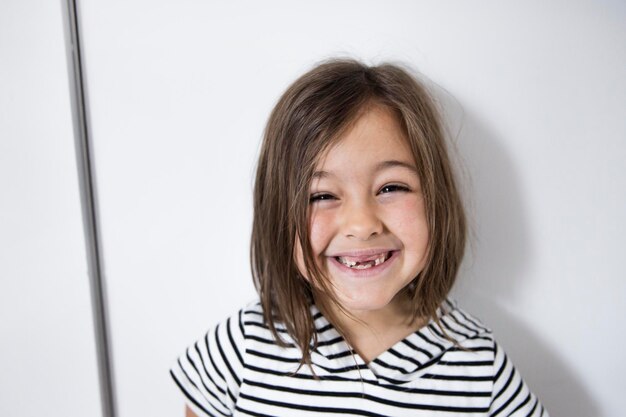 Foto retrato de uma menina bonita sorridente