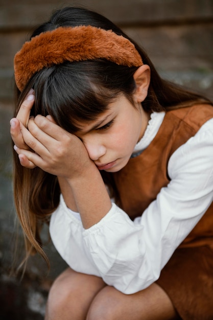 Foto retrato de uma menina bonita triste