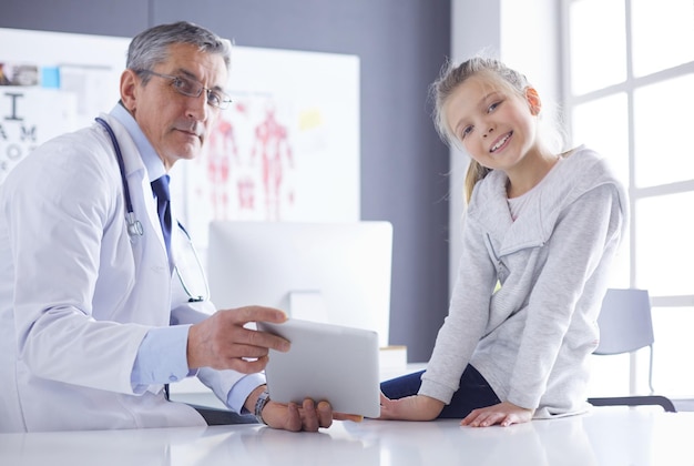 Retrato de uma menina bonitinha e seu médico no hospital